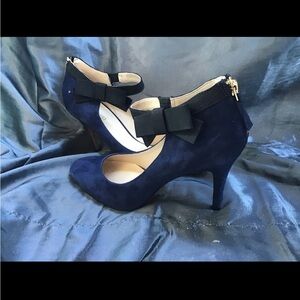 Elegant Navy Blue Heels with Bow Accent